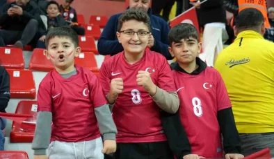 A Milli Takım, Galler Maçı Öncesi Coşkuyla Karşılandı